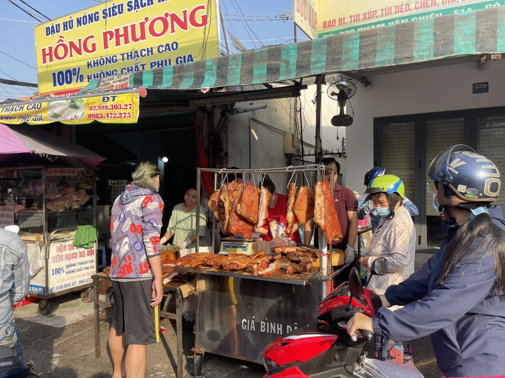 Heo quay hút khách ngày vía Thần tài. Theo khảo sát, giá heo quay tăng nhẹ khoảng 5.000 đồng/kg, tùy địa điểm bán. Ảnh: THU HÀ
