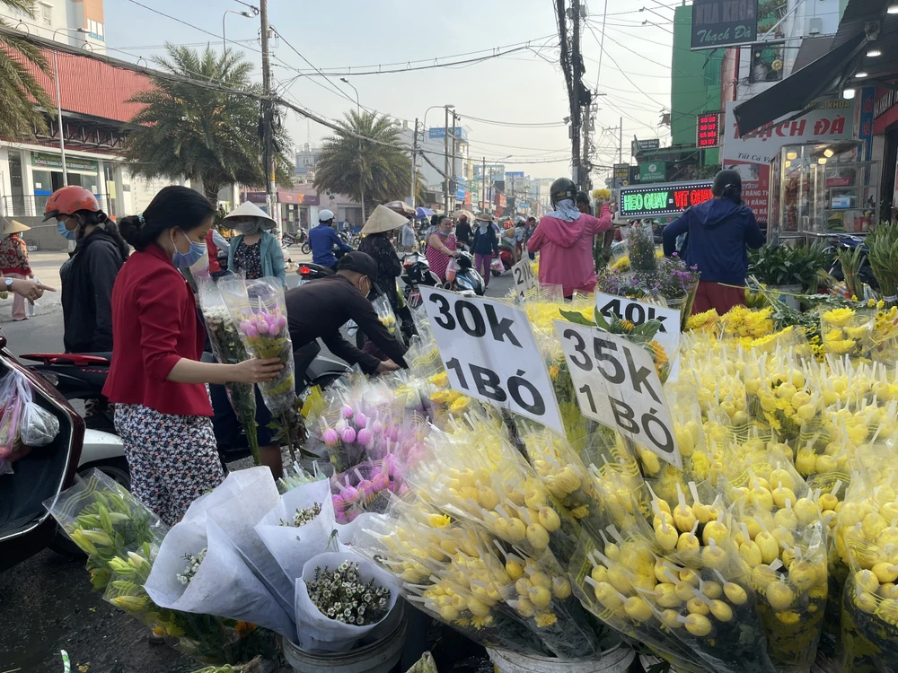 Hoa cúc có mức giá bán ổn định từ 30.000 - 40. 000 đồng/bó. Ảnh: THU HÀ