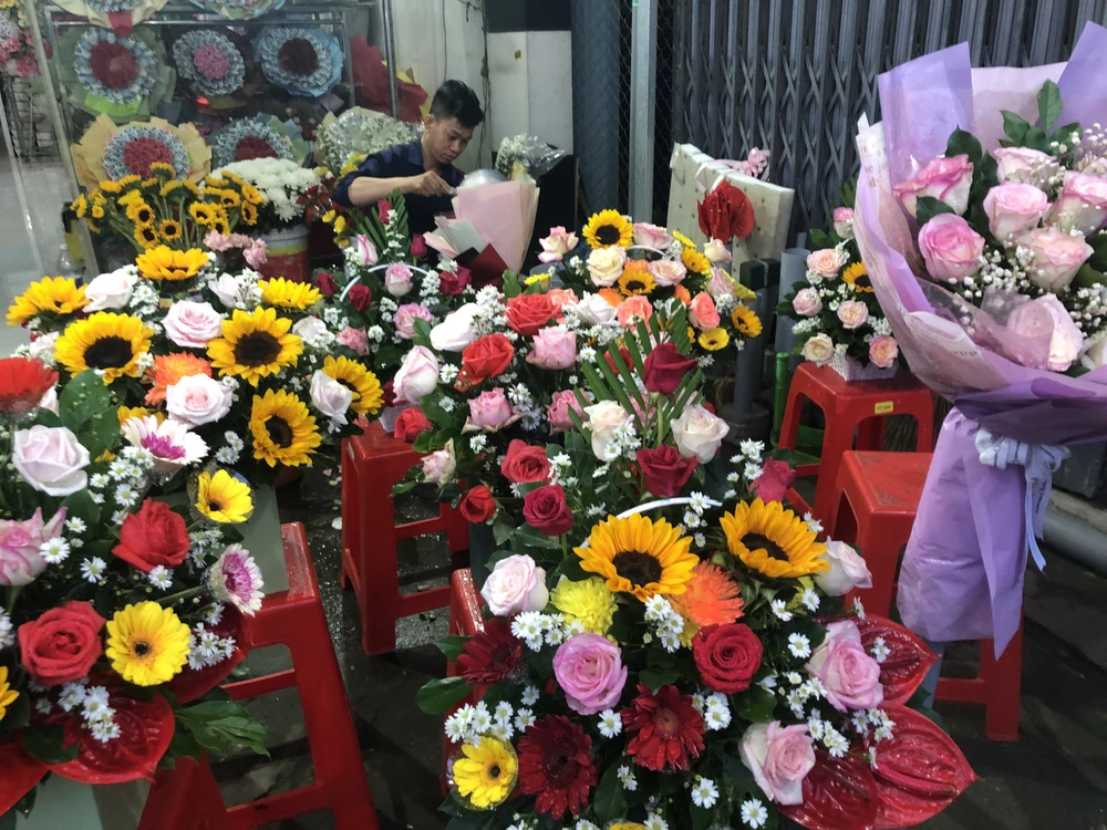 Những lẵng hoa được chuẩn bị sẵn cho khách chọn mua . Ảnh: THẢO NHI