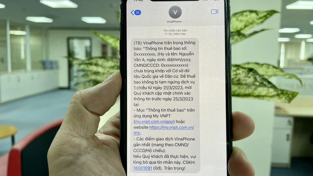  Các nhà mạng đang gửi tin nhắn tới những những thuê bao di động trong diện phải chuẩn hóa thông tin. Ảnh: T.H
