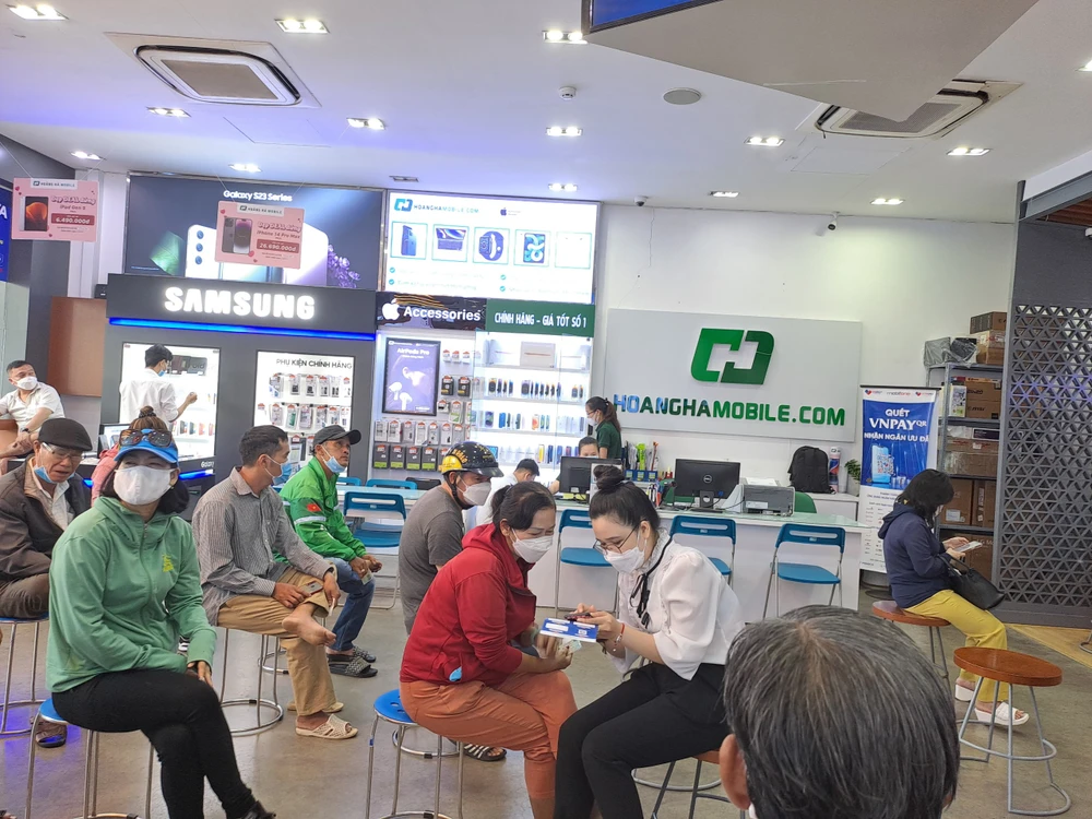 Người dân và nhà mạng đang tích cực chuẩn hóa thông tin thuê bao trùng với Cơ sở dữ liệu quốc gia về dân cư. Ảnh: THU HÀ