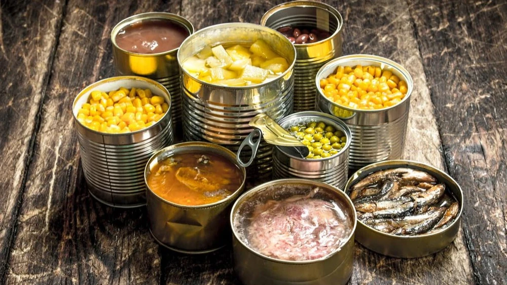 Nếu quá trình sản xuất chế biến thực phẩm đóng hộp không đảm bảo sẽ dễ gây nhiễm khuẩn. Ảnh: Shutterstock