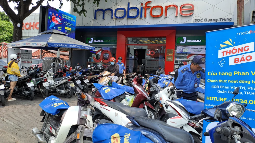 Theo nhân viên cửa hàng, những ngày cuối của thời hạn khóa sim, khách đến giao dịch ngày một nhiều. Ảnh: Thu Hà