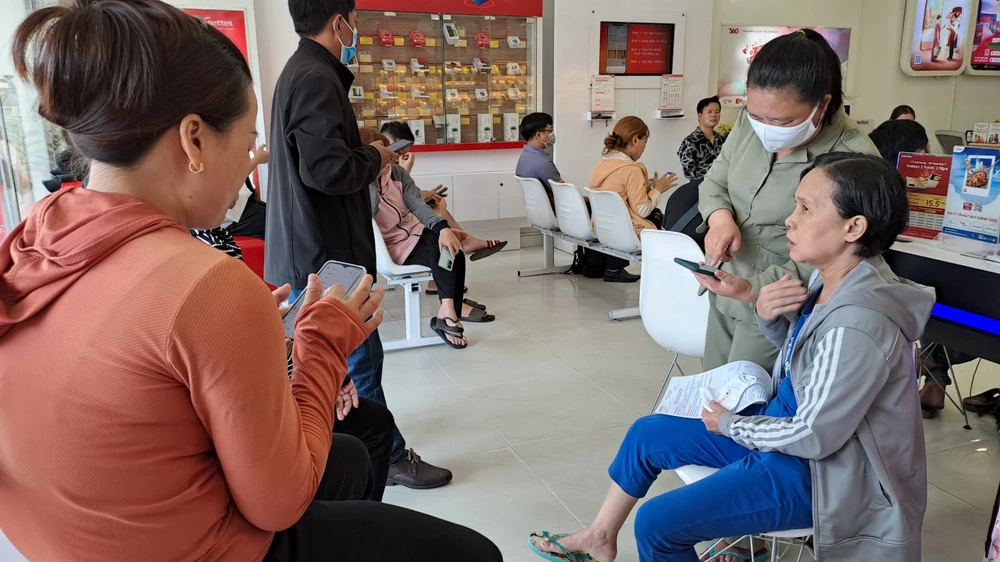 Khách ngồi chờ phần lớn là thuê bao chưa chính chủ, thuê bao trả sau... Ảnh: Thu Hà