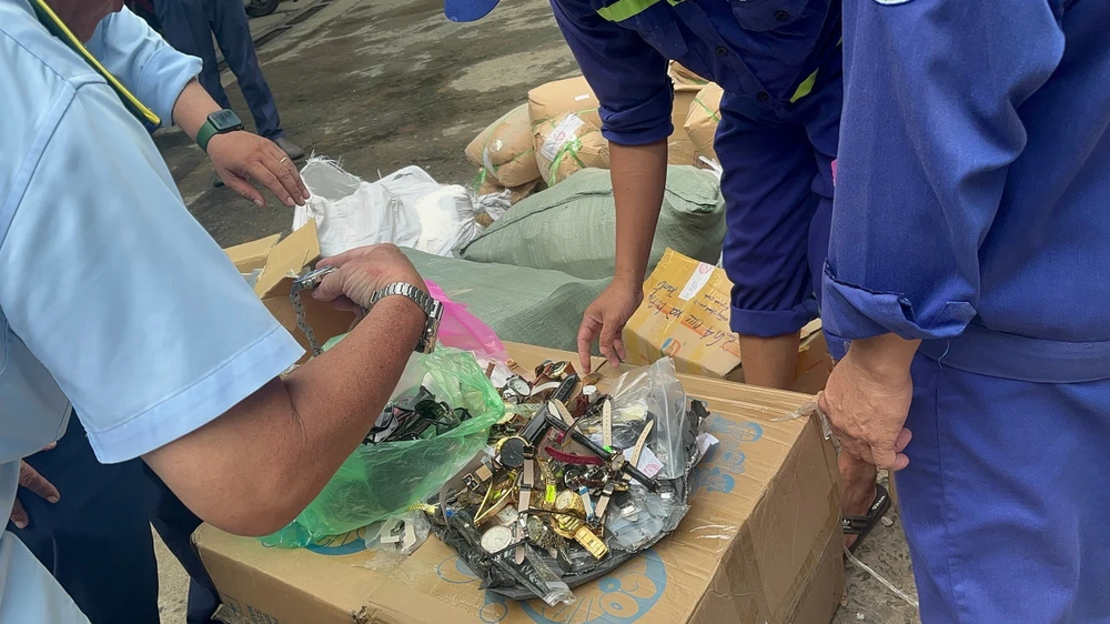 Hơn 5.000 sản phẩm hàng hóa vi phạm giả mạo nhãn hiệu gồm túi xách, đồng hồ, mắt kính, thuốc lá điếu... bị tiêu hủy. Ảnh: QLTT