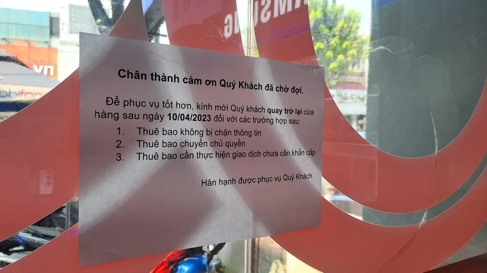 Nhà mạng dán thông báo về việc ưu tiên phục vụ các giao dịch thuê bao trong đợt chuẩn hóa thông tin thuê bao. Ảnh: THU HÀ