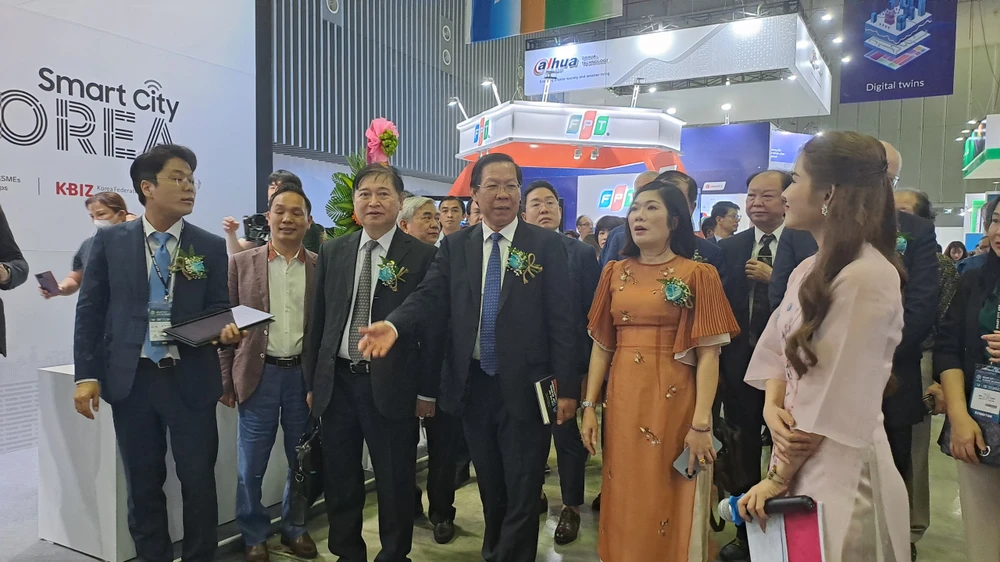 Các đại biểu tham quan triển lãm. Ảnh: THU HÀ