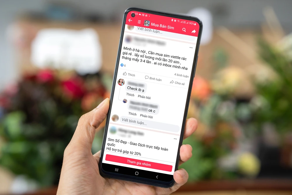 Dù cơ quan chức năng và các nhà mạng đang nỗ lực chuẩn hóa thông tin thuê bao để giảm sim rác, nhưng trên các diễn đàn mạng, nạn mua bán sim rác vẫn diễn ra tràn lan. Ảnh: THU HÀ