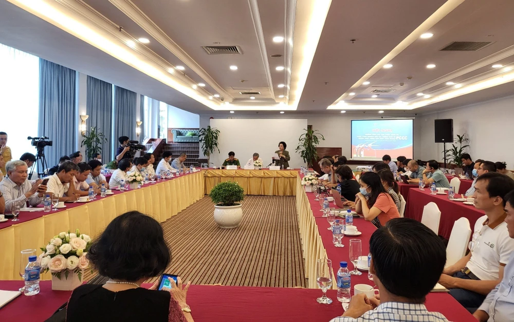 Hội nghị Hướng dẫn các giải pháp tháo gỡ, khắc phục những tồn tại, vướng mắc về phòng cháy chữa cháy (PCCC) trong hoạt động sản xuất kinh doanh. Ảnh: THU HÀ