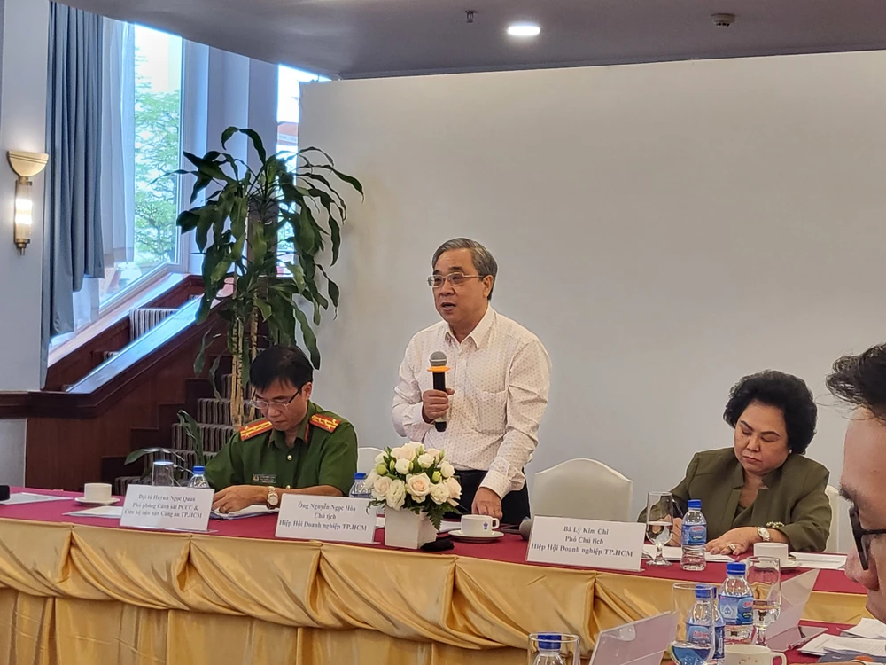 Ông Nguyễn Ngọc Hòa, Chủ tịch Hiệp hội doanh nghiệp TP.HCM phát biểu tại hội nghị. Ảnh: THU HÀ