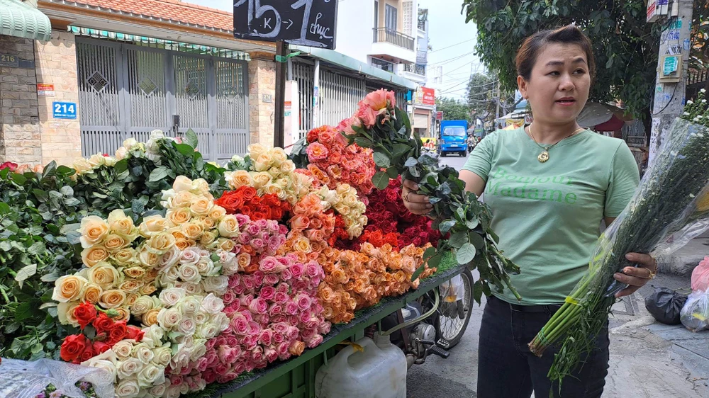 Bất ngờ với giá hoa hồng siêu rẻ tại TP.HCM ảnh 1