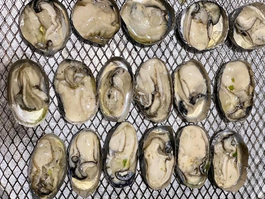 Người tiêu dùng nên cẩn trọng khi đặt đồ ăn tươi sống qua mạng và lưu ý khâu vận chuyển của đơn vị giao hàng. Ảnh: HẠ QUYÊN