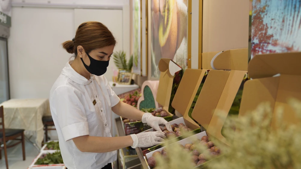 Mận Ruby có giá bán lẻ tại các thị trường nước ngoài từ 350.000 - 400.000 đồng/kg. Ảnh: Thu Hà