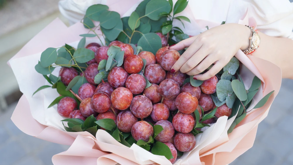 Mận Ruby đực tuyển chọn kỹ lưỡng, hiện đối với hàng xuất khẩu sẽ chia thành 2 loại: loại từ 17-23 trái một kg và 23-28 trái một kg. Ảnh: Tyna Nguyễn
