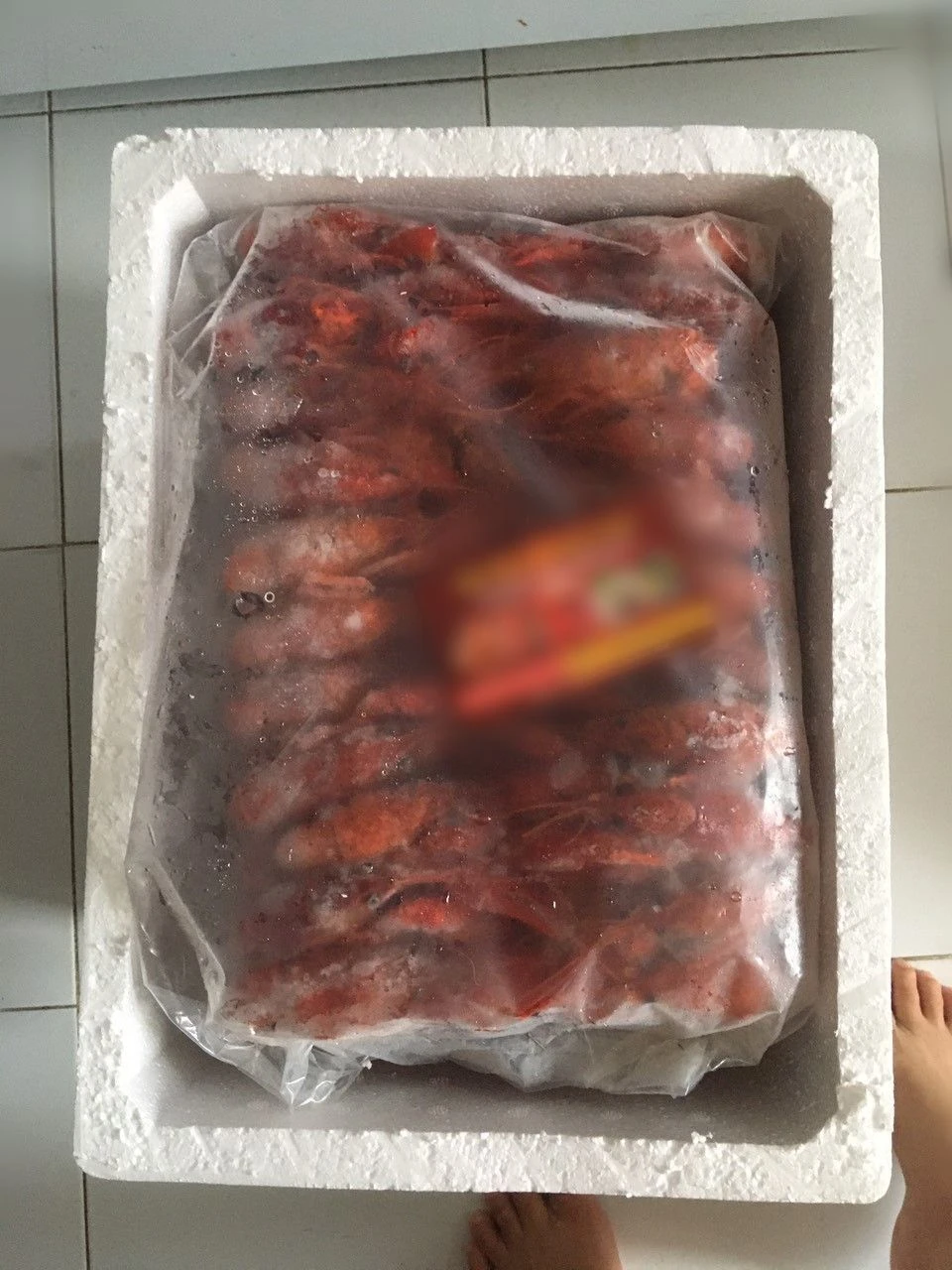 Tôm hùm đất đông lạnh được bán với giá dao động từ 320.000 - 340.000 đồng/kg. Ảnh: Hải sản H.L.