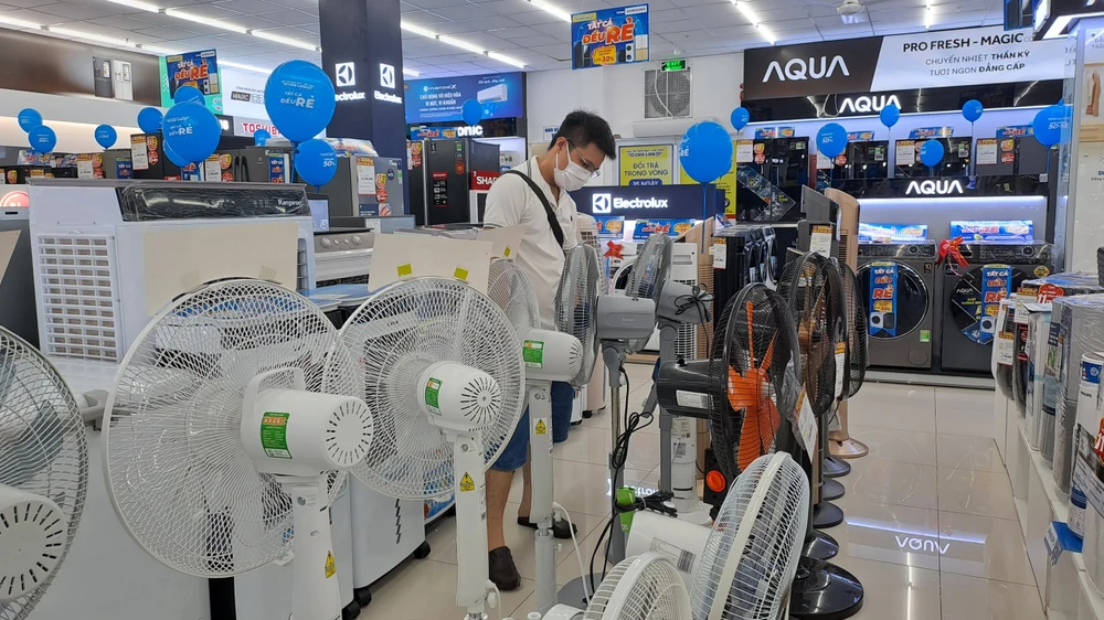 Khách đang tham quan khu vực bán quạt làm mát. Ảnh: Thu Hà