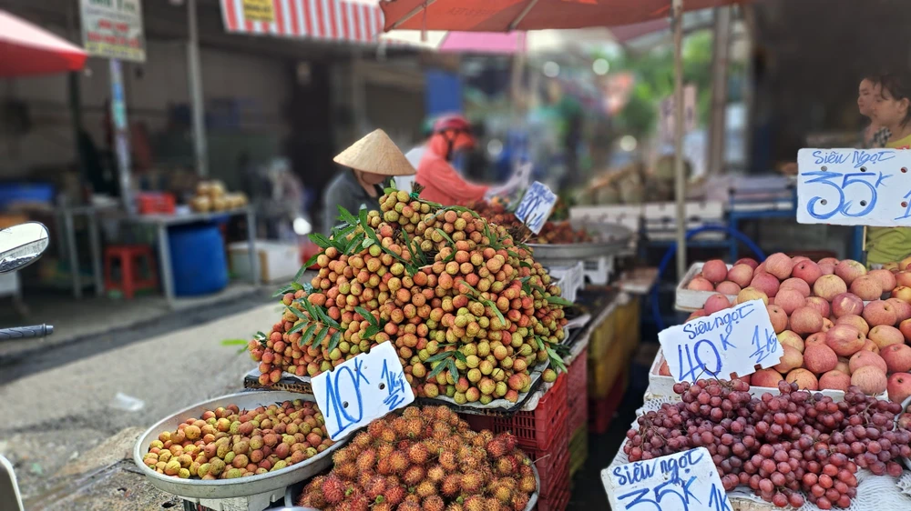 CHOM-CHOM-GIAM-GIA Người bán cho biết chôm chôm giá rẻ nên hiện có sức mua tạm ổn