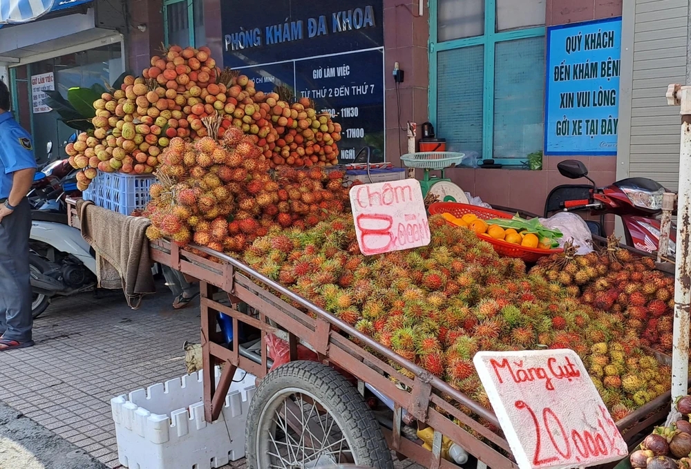 CHOM-CHOM-GIAM-MANH Một điểm bán chôm chôm Thái giá 8.000 đồng nửa kg, tức 16.000 đồng/kg.
