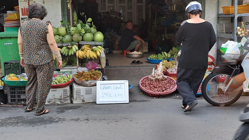 CHOM-CHOM-ROT-GIA Chôm chôm thái tại chợ truyền thống đang có giá từ 25.000 đồng/kg