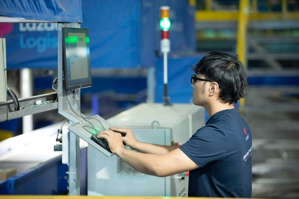 Lazada đầu tư hệ thống phân loại hàng hóa có hiệu suất lên tới 1 triệu đơn hàng mỗi ngày. Ảnh: Thu Hà Lazada đầu tư hệ thống phân loại hàng hóa có hiệu suất lên tới 1 triệu đơn hàng mỗi ngày. Ảnh: Thu Hà