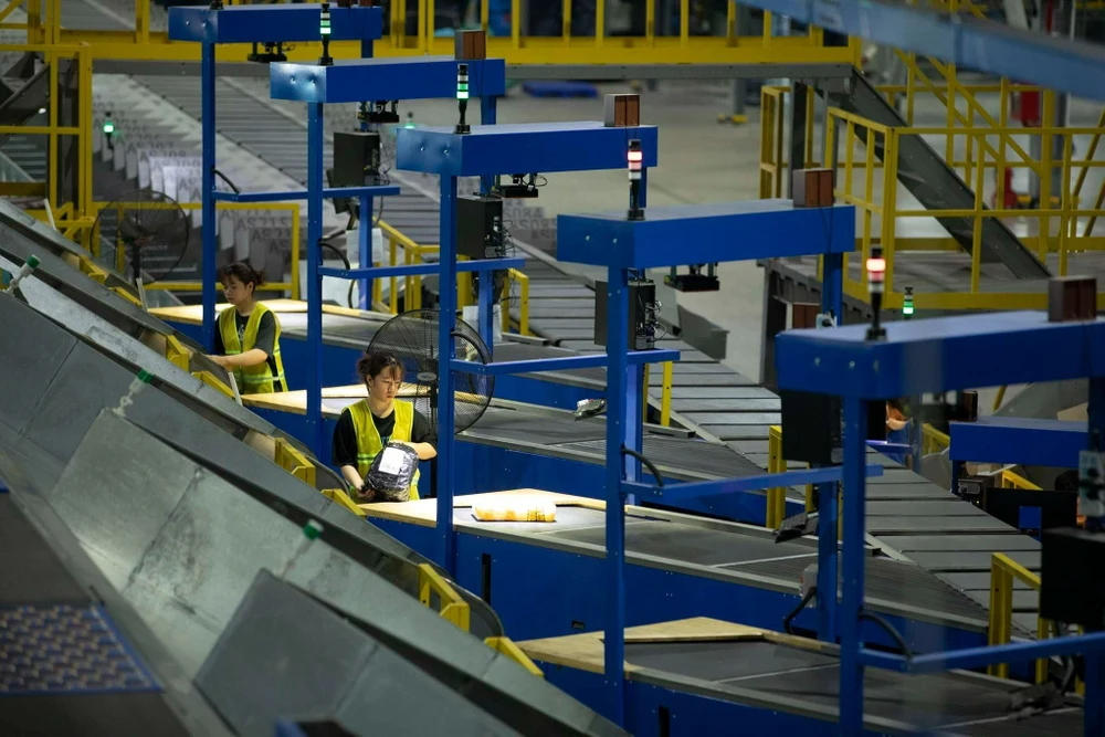 Sự tăng trưởng của TMĐT và hình thức bán hàng online đã kéo theo cuộc đua của doanh nghiệp trong lĩnh vực logistics nói chung và e-logistics nói riêng. Ảnh: THU HÀ Sự tăng trưởng của TMĐT và hình thức bán hàng online đã kéo theo cuộc đua của doanh nghiệp trong lĩnh vực logistics nói chung và e-logistics nói riêng. Ảnh: THU HÀ