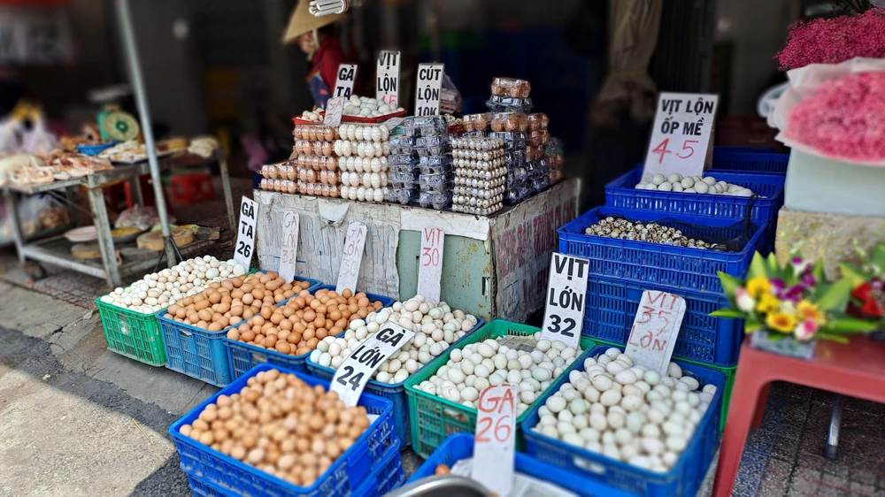 Trứng gà đang ở mức giá từ 20.000 - 26.000 đồng/chục. Ảnh: THU HÀ