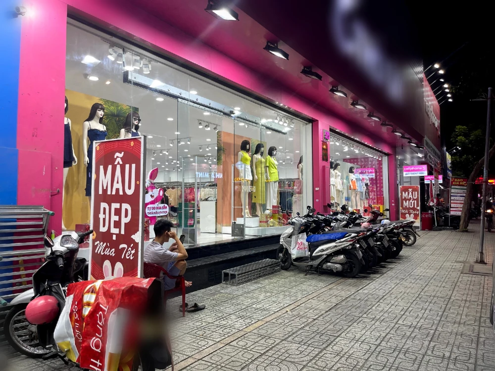 Bán lẻ thời trang Việt chưa có nhiều sự linh hoạt trong mẫu mã và chăm sóc khách hàng so với các thương hiệu nước ngoài. Ảnh: THU HÀ
