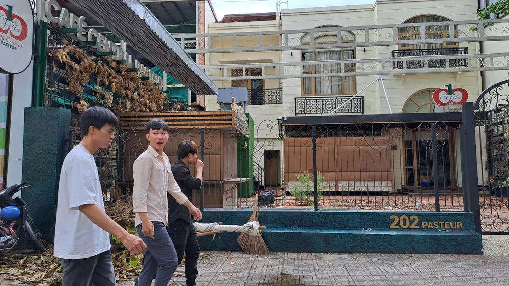 Nằm ngay cung đường tấp nập nhưng một quán cà phê vẫn đóng cửa. ẢNH: THU HÀ