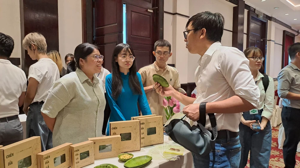 Các doanh nghiệp sản xuất xanh có thể kiếm lời từ việc bán tín chỉ carbon. Trong hình: Một doanh nghiệp sản xuất chén bát từ lá sen. ẢNH: THU HÀ