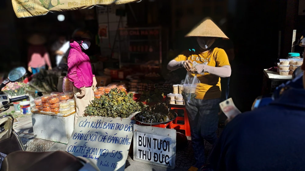 Theo tiểu thương bánh ú, bánh tro, xôi chè... có giá bán bình ổn, không tăng nhiều so với năm ngoái. Ảnh: THU HÀ