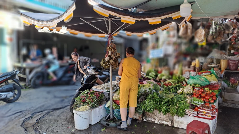 Bánh ú xuất hiện ở hầu hết các quầy kệ của các tiểu thương trong chợ. Trong ảnh: Một điểm bán bánh ú với giá từ 40.000 - 90.000 đồng/chục hoặc 12 cái, tùy kích cỡ và nhân bánh. Ảnh: THU HÀ