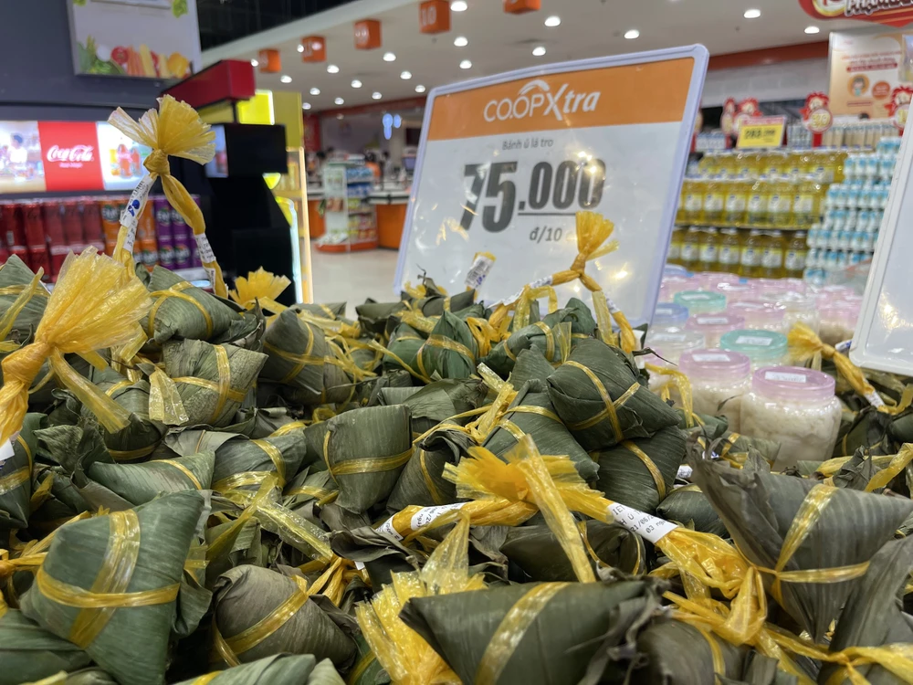 Năm nay bánh ú được bán ở một số hệ thống siêu thị với giá 75.000 đồng/chục. ẢNH: THU HÀ
