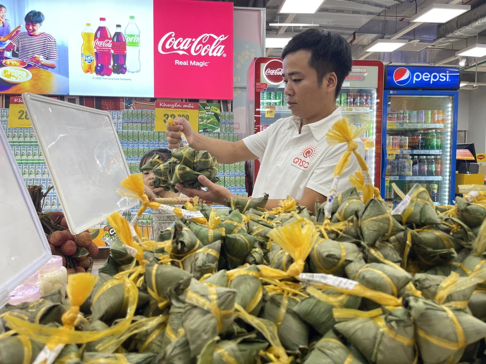 Khách hàng đang mua bánh ú tại siêu thị. Ảnh: THU HÀ