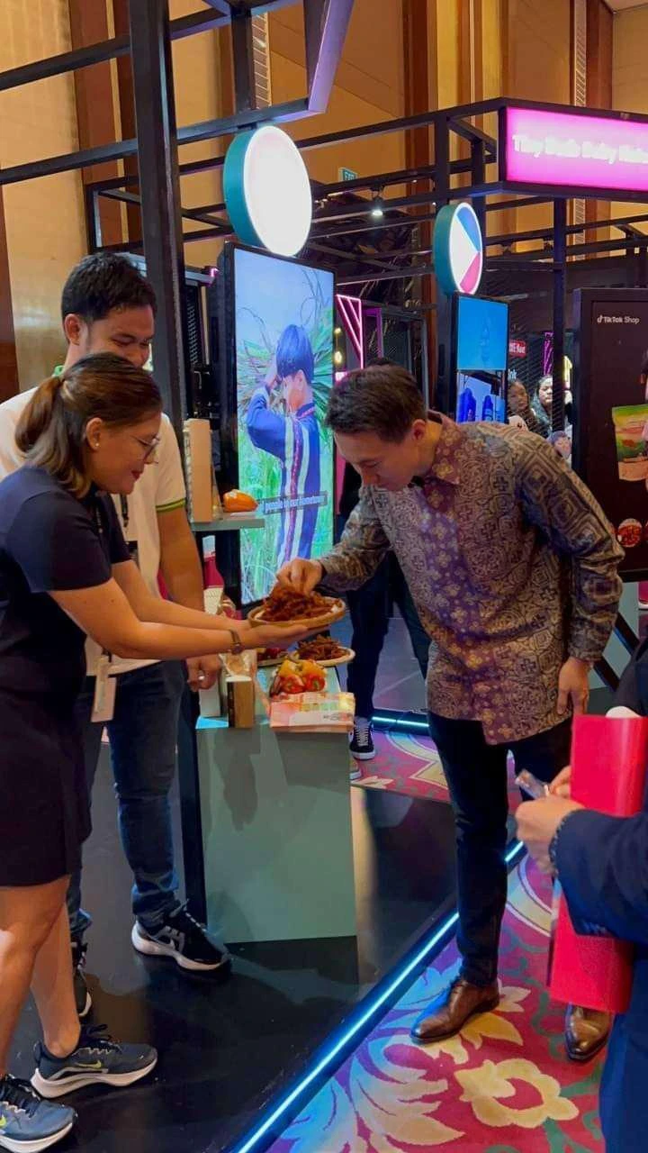 CEO TikTok thử khô bò của nhà cung cấp Việt Nam. ẢNH: HƯƠNG TRANG