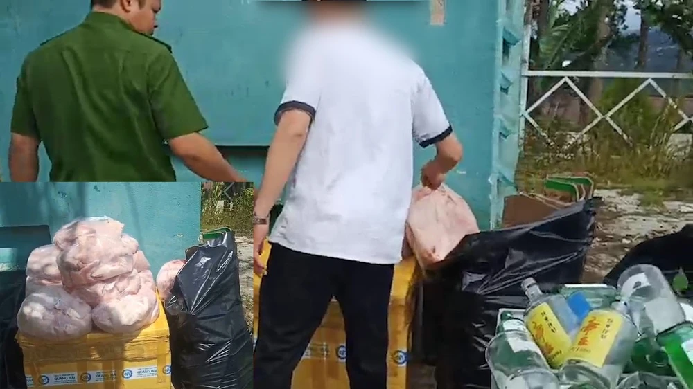Thời điểm Công an TP Đà Lạt vào kiểm tra quán bò tơ ở 118 Hùng Vương, người của quán đã mang gần 1 tạ vú heo không rõ nguồn gốc vứt ở đống rác trong khuôn viên quán. Ảnh: MINH HẬU