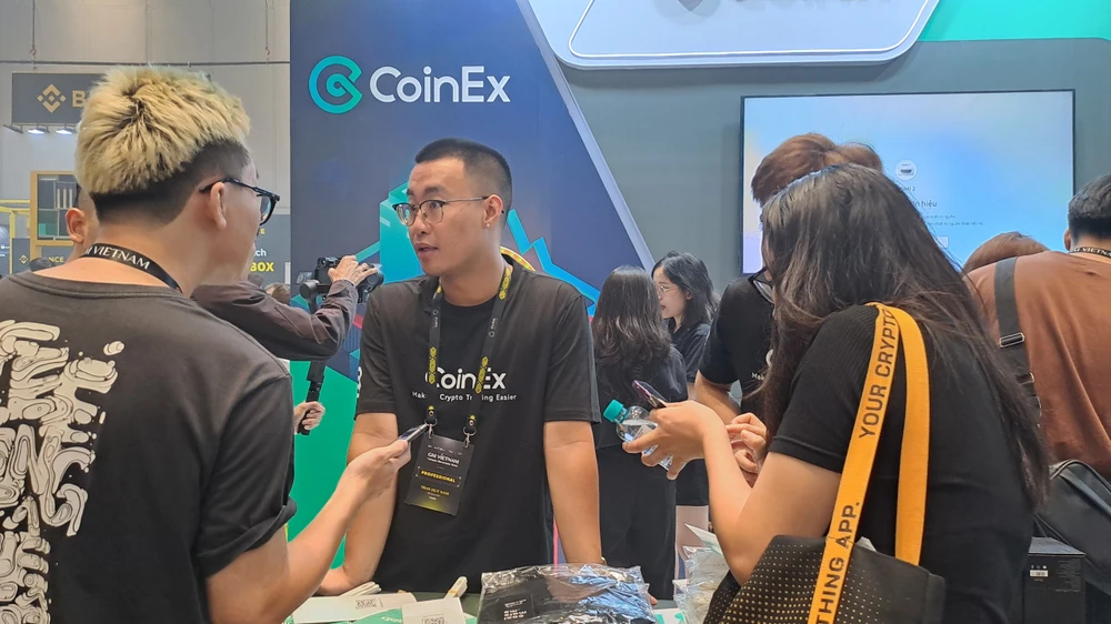 Doanh nghiệp trong lĩnh vực blockchain tham gia triễn lãm tại tuần lễ Blockchain Việt Nam 2023. ẢNH: THU HÀ Doanh nghiệp trong lĩnh vực blockchain tham gia triễn lãm tại tuần lễ Blockchain Việt Nam 2023. ẢNH: THU HÀ