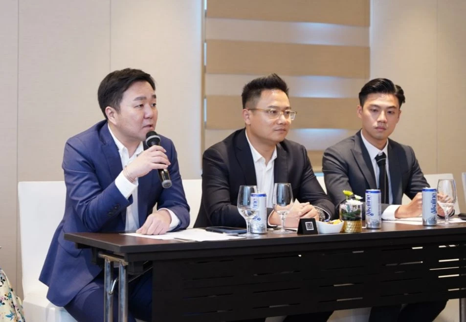 Ông Roger Lou, Giám đốc cấp cao khu vực Đông Nam Á Alibaba.com, đang chia sẻ về kế hoạch đầu tư tại Việt Nam. Ảnh: THU HÀ