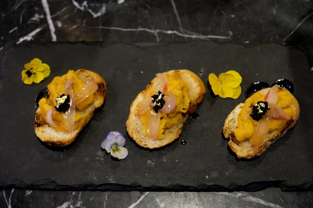 Vàng lá được đưa vào đồ ăn nhằm tôn lên vẻ sang trọng của chúng. Ảnh: HUYÊN PHƯƠNG