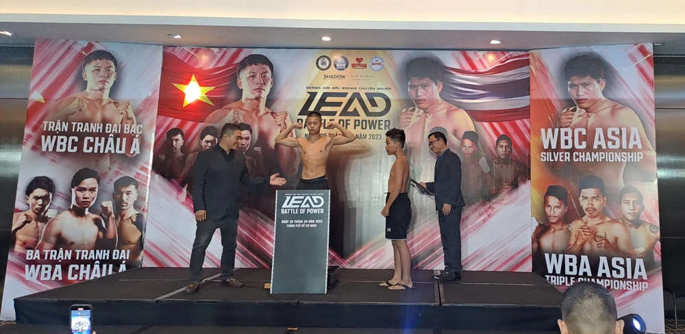 Các võ sĩ tiến hành cân ký trước buổi thi đấu chính thức. ẢNH: THU HÀ