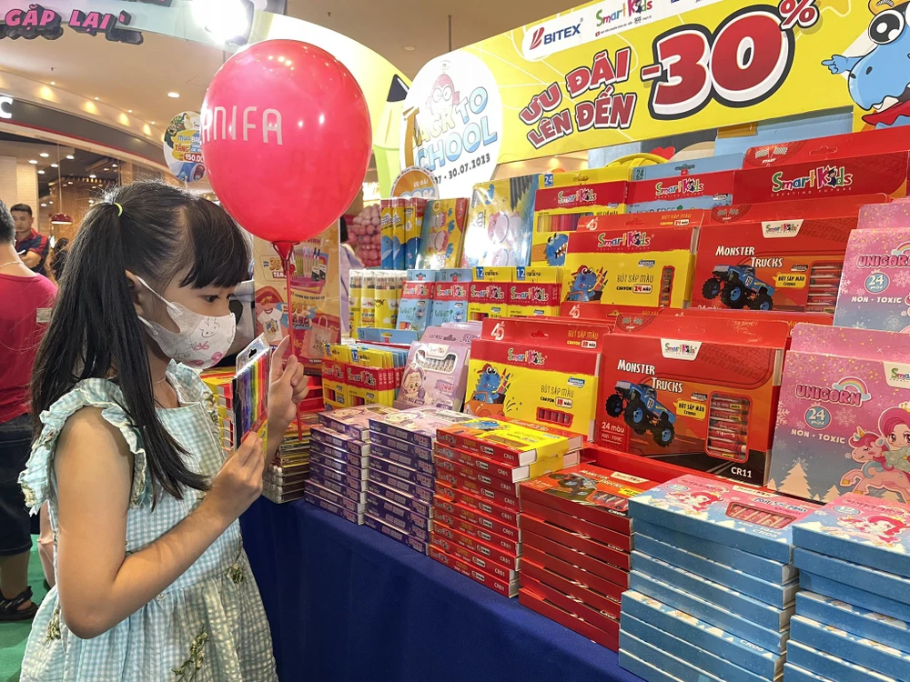 Các sản phẩm chào năm học mới hầu hết đều giảm giá. ẢNH: THU HÀ