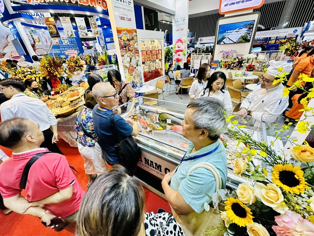 Khách hàng tham quan các gian hàng thủy sản tại hội chợ. ẢNH: THU HÀ Khách hàng tham quan các gian hàng thủy sản tại hội chợ. ẢNH: THU HÀ