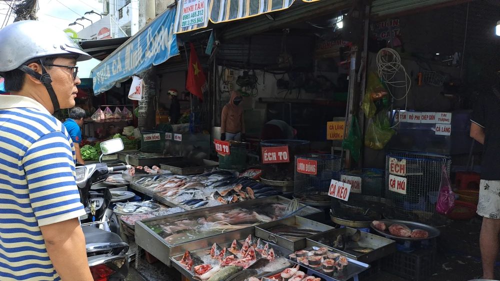 Các loại thủy sản phục vụ bữa ăn hàng ngày như cá các loại, tôm vẫn là mặt hàng được mua nhiều nhất. ẢNH: THU HÀ
