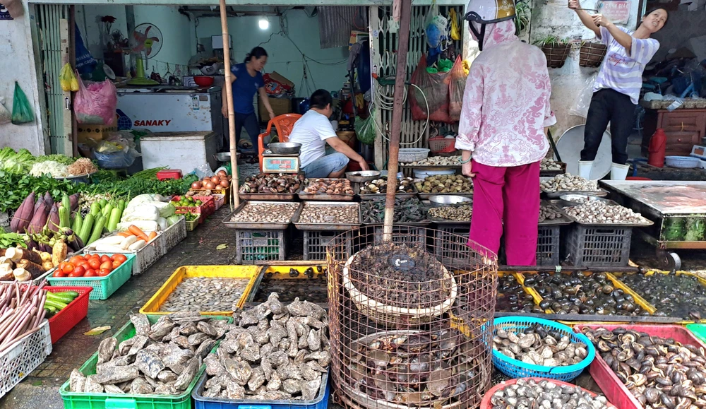 Giá các mặt hàng hải sản hiện đang ở mức ổn định. ẢNH: THU HÀ