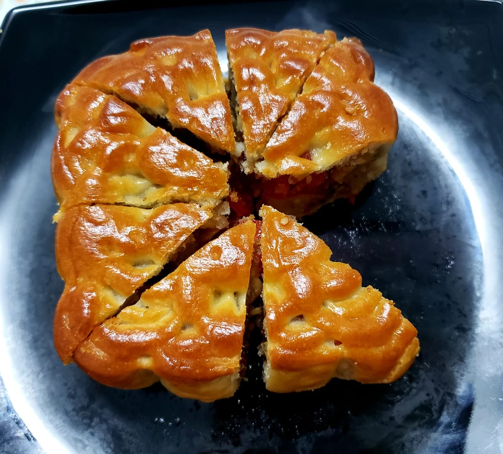 Chia nhỏ bánh trung thu để thưởng thức cùng nhau cũng là cách giúp bạn xua tan nỗi lo tăng cân. Ảnh: HẠ QUYÊN