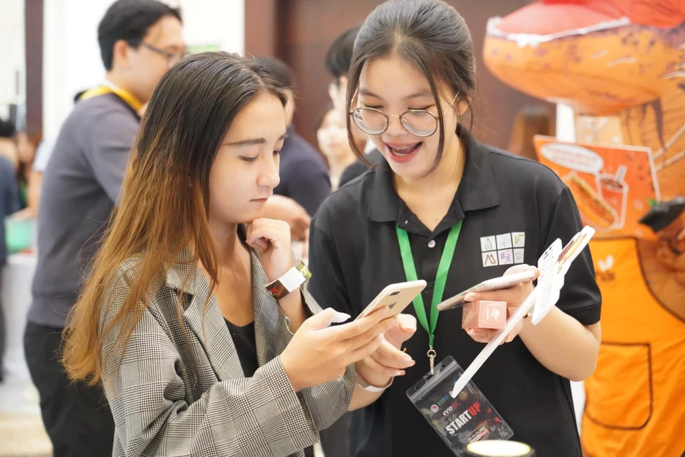 Một đơn vị mỹ phẩm tham gia triễn lãm và đang giới thiệu cho khách hàng trải nghiệm nền tảng online. Ảnh: Trần Lâm