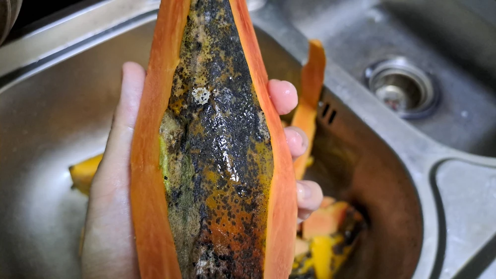 trái cây bị mốc phần vỏ