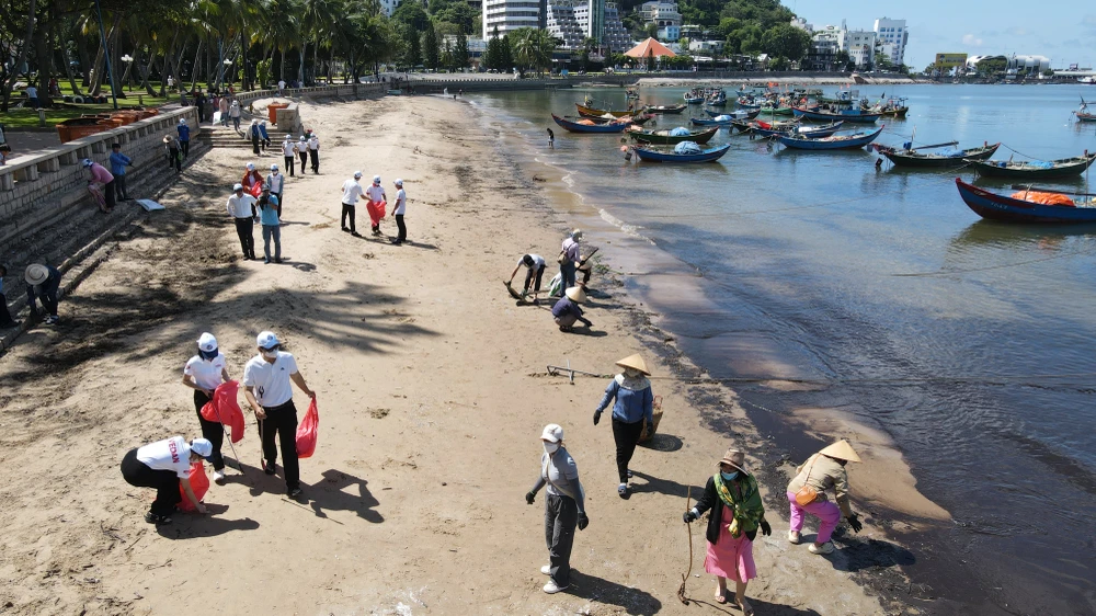 LÀM SẠCH BÃI BIỂN