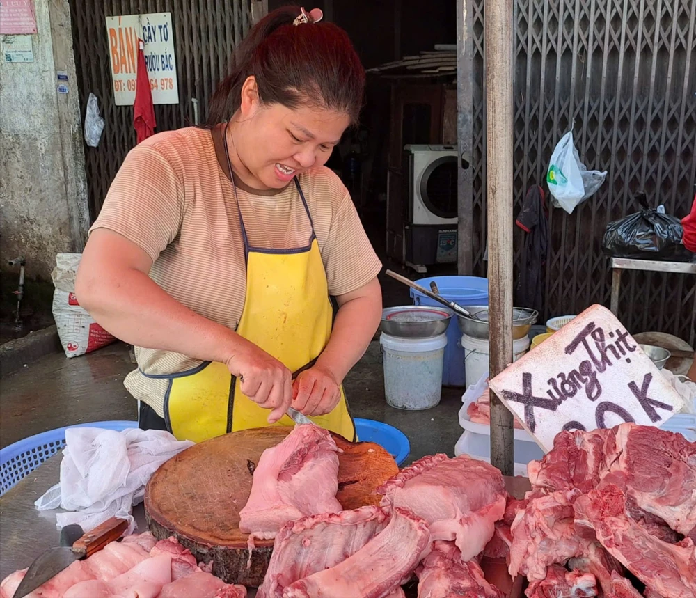 Sau Tết, giá thịt heo tại chợ dân sinh vẫn cao. ẢNH: THU HÀ
