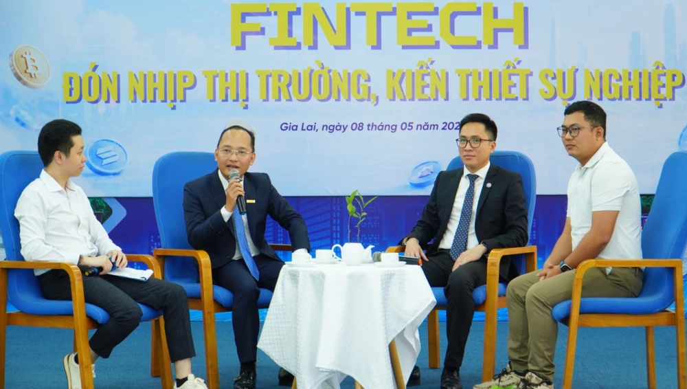 Phiên thảo luận “Fintech, AI và bản đồ sự nghiệp trong kỷ nguyên tài chính số” thu hút sự quan tâm của đông đảo sinh viên tham dự chương trình.