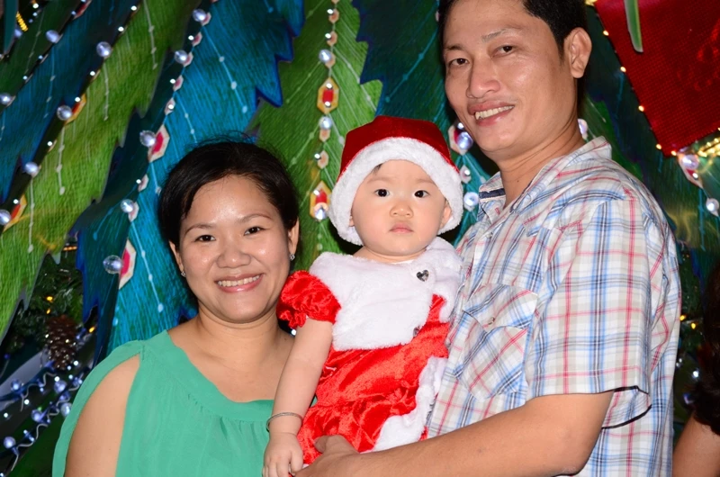 Ông già Noel, công chúa tuyết “nhí” tung tăng dạo phố cùng gia đình ảnh 19